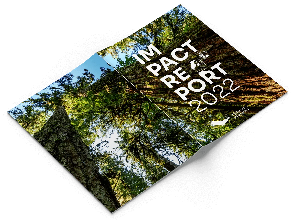 Libro abierto con imagen de dosel forestal en la portada y texto 