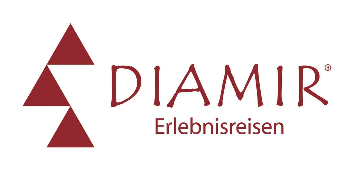 Logo de DIAMIR Erlebnisreisen con tres triángulos rojo oscuro y texto sobre fondo blanco
