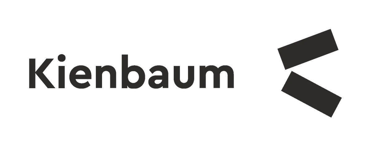 Logo de Kienbaum con el nombre de la empresa y dos formas geométricas negras a la derecha