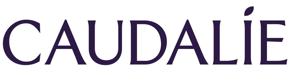Logotipo de Caudalie con texto azul oscuro sobre fondo claro