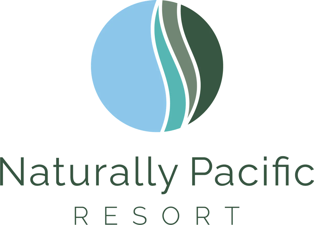 Logotipo de Naturally Pacific Resort con un globo estilizado en azul, turquesa y verde
