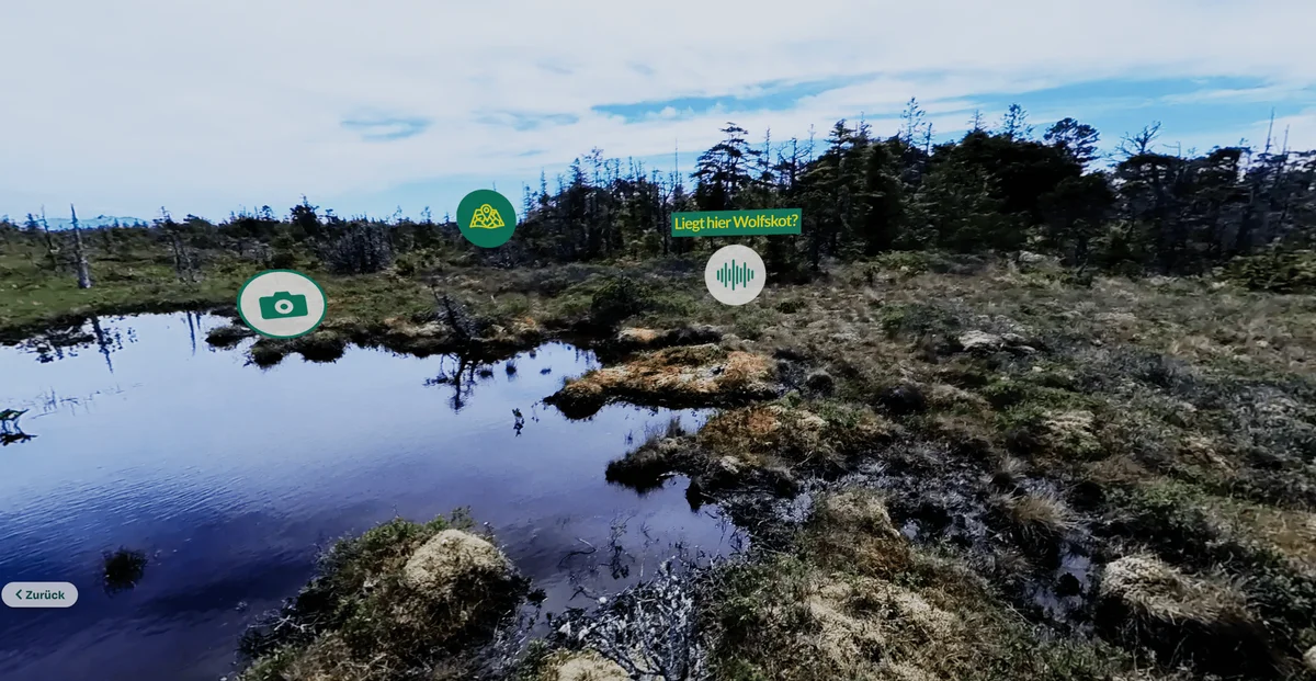 Paisaje de páramo con charca, brezo y árboles de coníferas bajo cielo azul con iconos interactivos superpuestos.