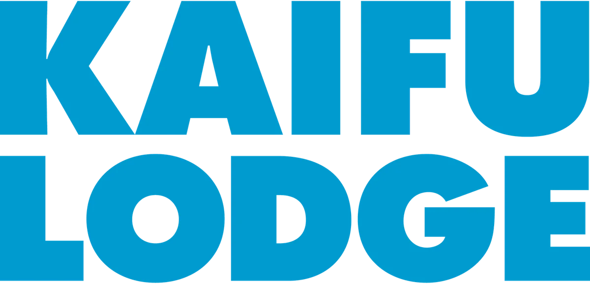 Kai Fu Lodge Logo in Blau und Weiß mit großen Blockbuchstaben auf weißem Hintergrund.