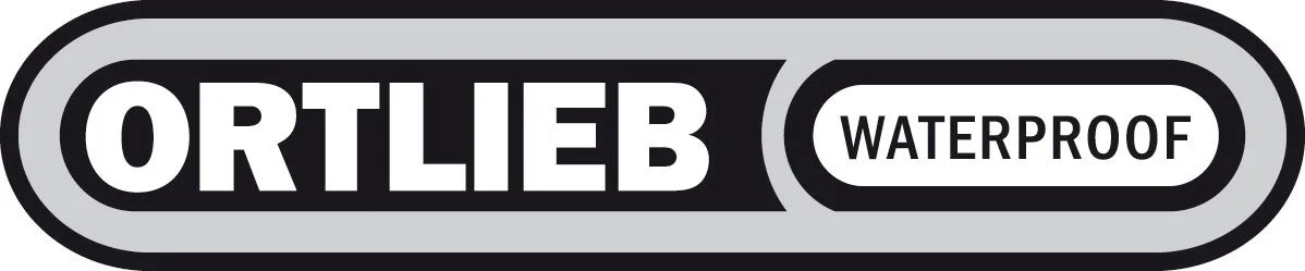 Logotipo Ortlieb Waterproof: insignia redondeada con texto negro y blanco sobre fondo gris
